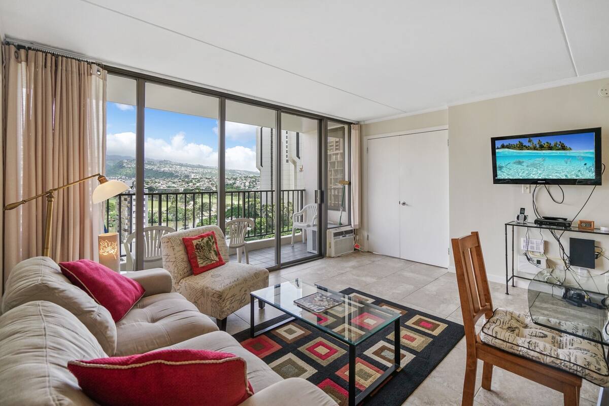 Suite superior, 1 habitación, vista a la montaña | Área de sala de estar | Televisión de 40 pulgadas con canales por cable 
