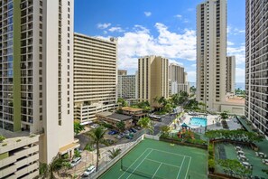 Suíte premium, 1 cama King e sofá-cama, vista parcial para o oceano | Vista do quarto