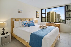 Suíte premium, 1 cama King e sofá-cama, vista parcial para o oceano | 1 quarto, individualmente decorados, individualmente mobiliados