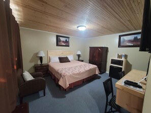 Deluxe Room, 1 King Bed, Non Smoking | Individually decorated, individually furnished, desk, laptop workspace