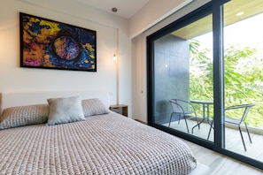 Condo urbano, 1 cama Queen size, para no fumadores | Caja de seguridad en la habitación, wifi gratis y ropa de cama 