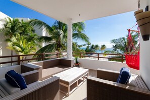 Condo tiện nghi đơn giản, 2 phòng ngủ, hiên, đối diện biển | Ban công