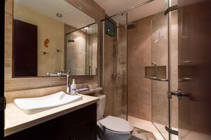 Comfort appartement, 2 slaapkamers, terras, uitzicht op zee | Badkamer | Een douche, handdoeken
