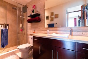 Condo Confort, 2 habitaciones, Terraza, frente al mar | Baño | Regadera y toallas 