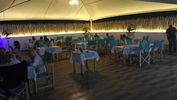 2 restaurants servant le déjeuner