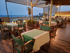 2 restaurantes, se sirve almuerzo