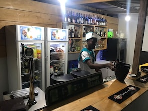 2 Bars/Lounges