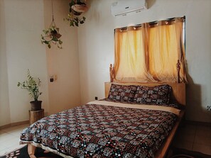 Bureau, espace de travail pour ordinateur portable, Wi-Fi gratuit