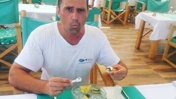 2 restaurants, lunch served