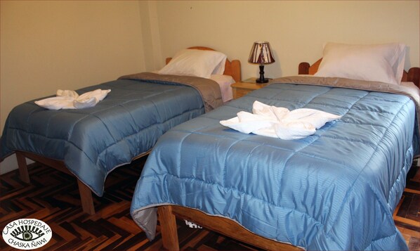 ألحفة محشوة بالريش ومكواة/لوح كي وواي فاي مجانًا وملاءات أسرّة