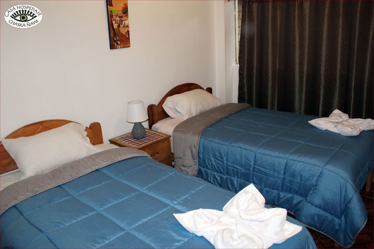 Habitación con 2 camas individuales, baño compartido, vista a la ciudad | Edredón, tabla de planchar con plancha, wifi gratis y ropa de cama