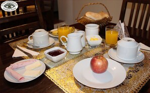 فطور من الأطباق المحلية مجانًا يوميًا