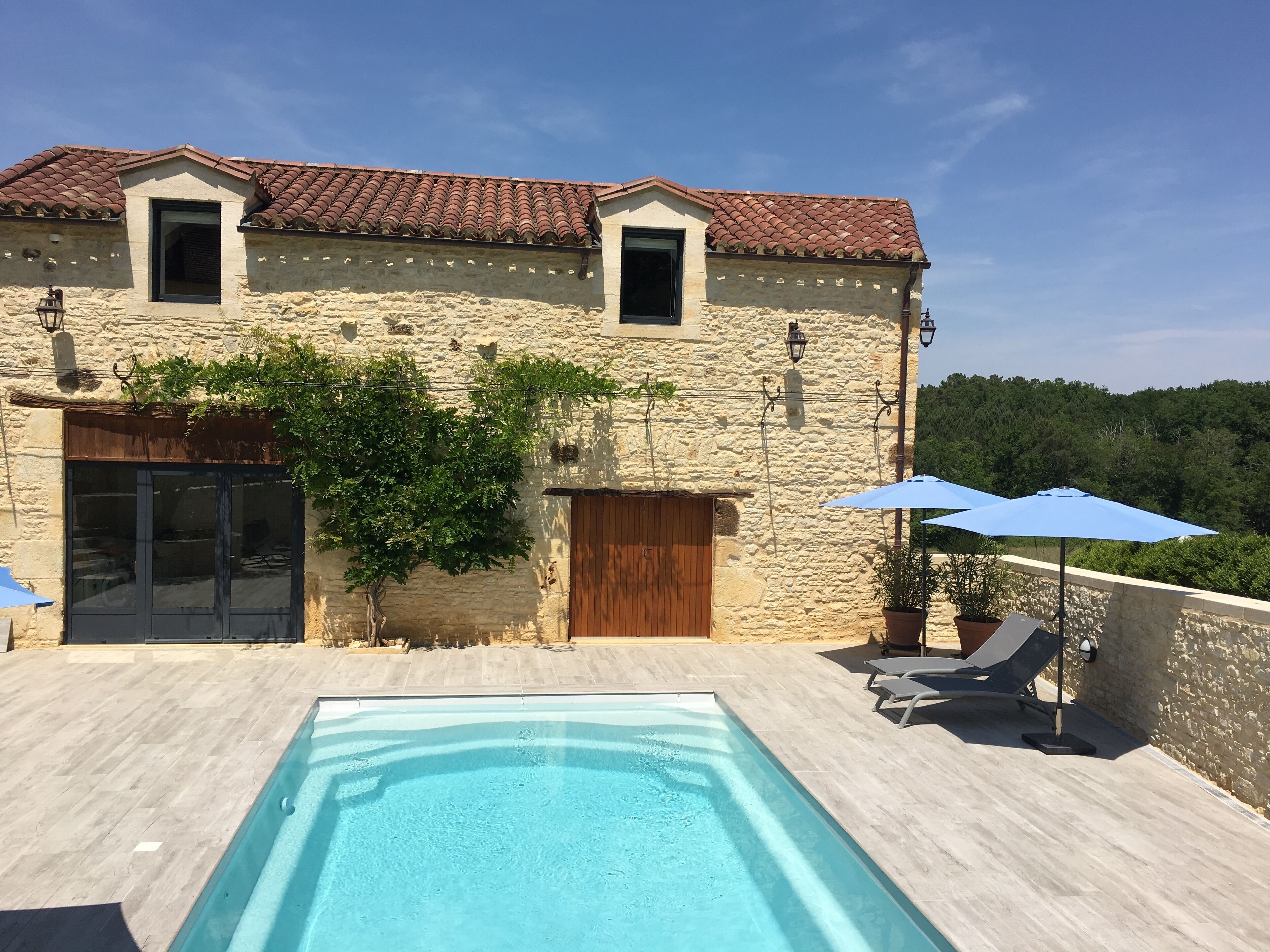 Sesongbasert utendørsbasseng, bassengparasoller og solsenger