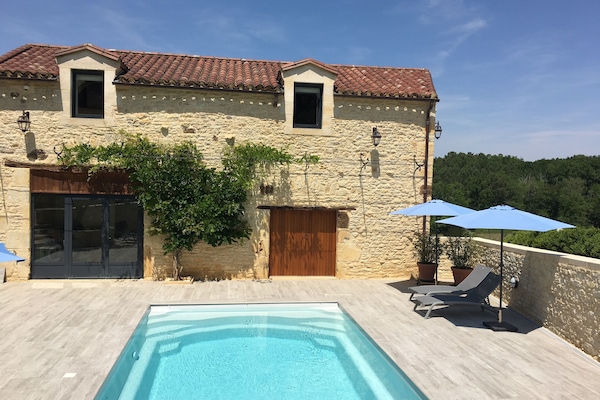 Sesongbasert utendørsbasseng, bassengparasoller og solsenger