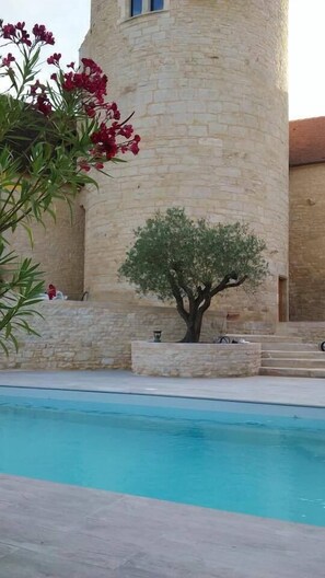 A stone building with a pool in front. - Chambres d'hôtes La Tour de Ginaillac (Les Arques)