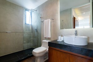 Condo, 2 quartos | Banheiro | Chuveiro 