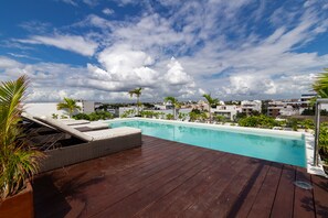 Piscina externa, espreguiçadeiras