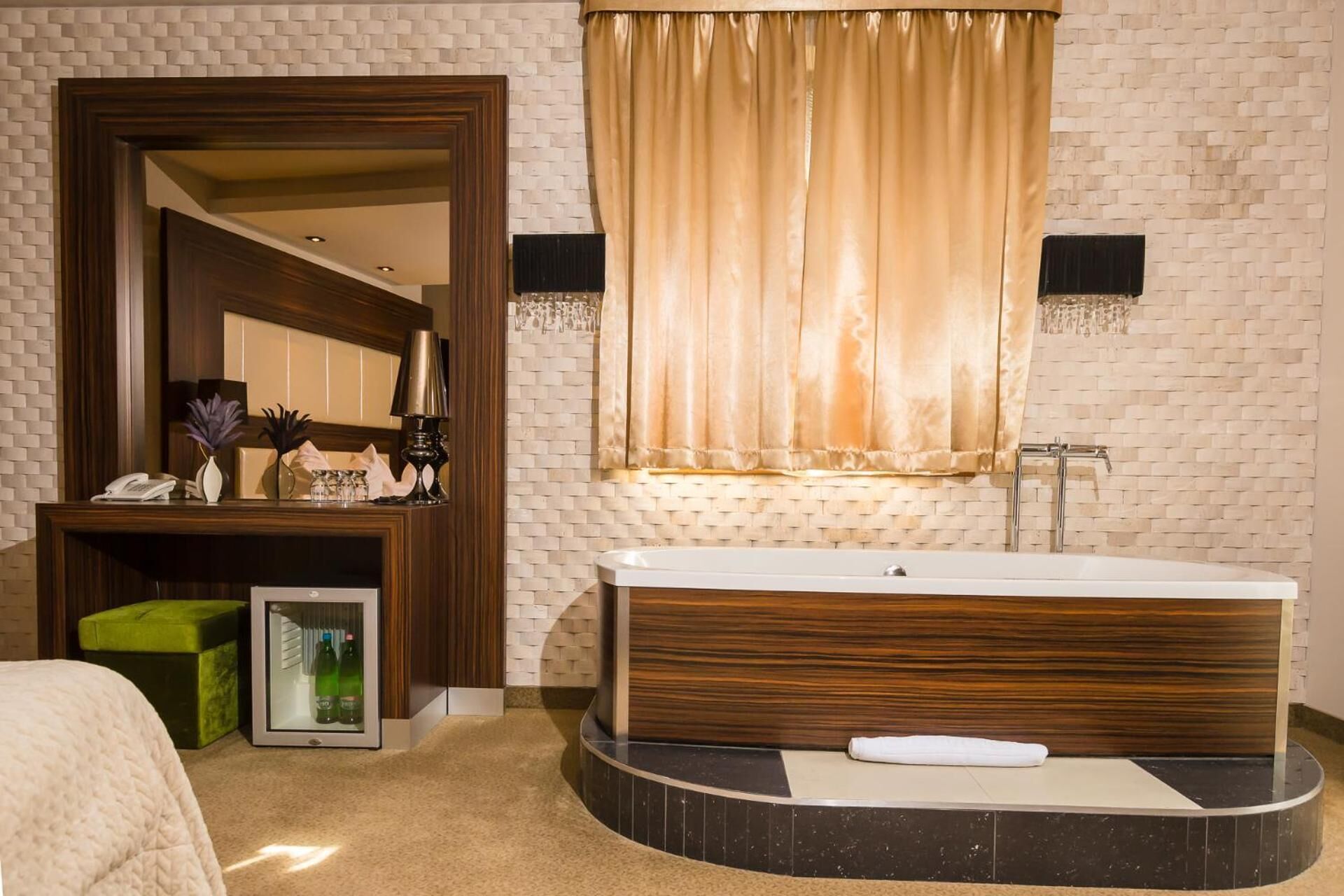 deluxe room | 1 bedroom, in-room safe, individually furnished, desk