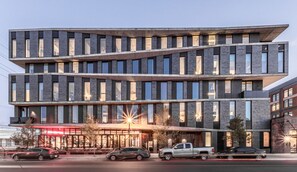 施設の正面 (日没後)