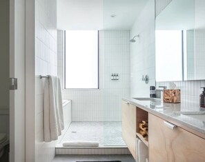 Designer toiletries, hair dryer, bathrobes, towels - ARRIVE Austin (Austin)