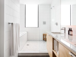 Designer-Toilettenartikel, Haartrockner, Bademäntel, Handtücher