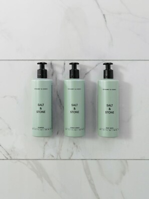 Designer-Toilettenartikel, Haartrockner, Bademäntel, Handtücher