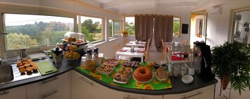 Desayuno típico de la región gratuito y diario