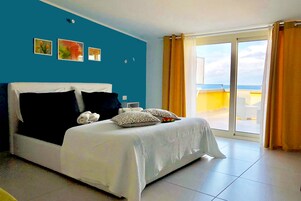 Suite Deluxe, vistas al mar | Escritorio, cortinas opacas, sistema de insonorización y wifi gratis