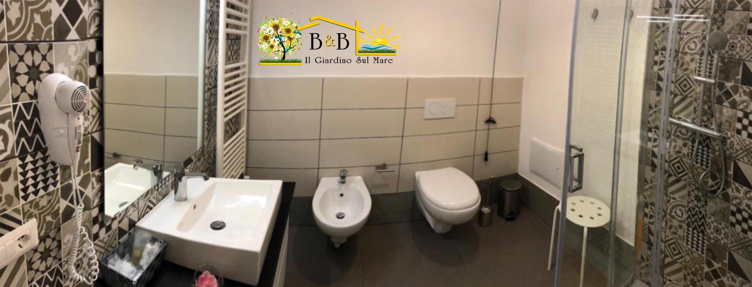 Un baño con bidé, inodoro y lavamanos.
