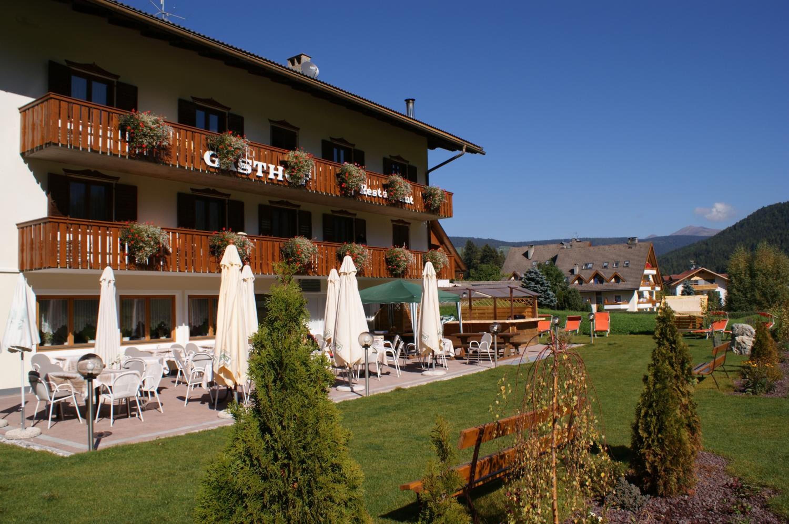 Un hôtel doté d’une terrasse et d’un jardin.