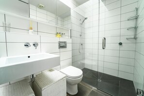 Studio Style Apartment With Balcony  | Bathroom | Shower, free toiletries, hair dryer, towels - The Hutch - Top Spot (Christchurch)
