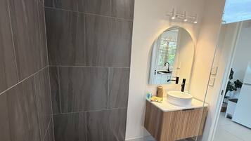 Lagoon View Villa G | Bathroom