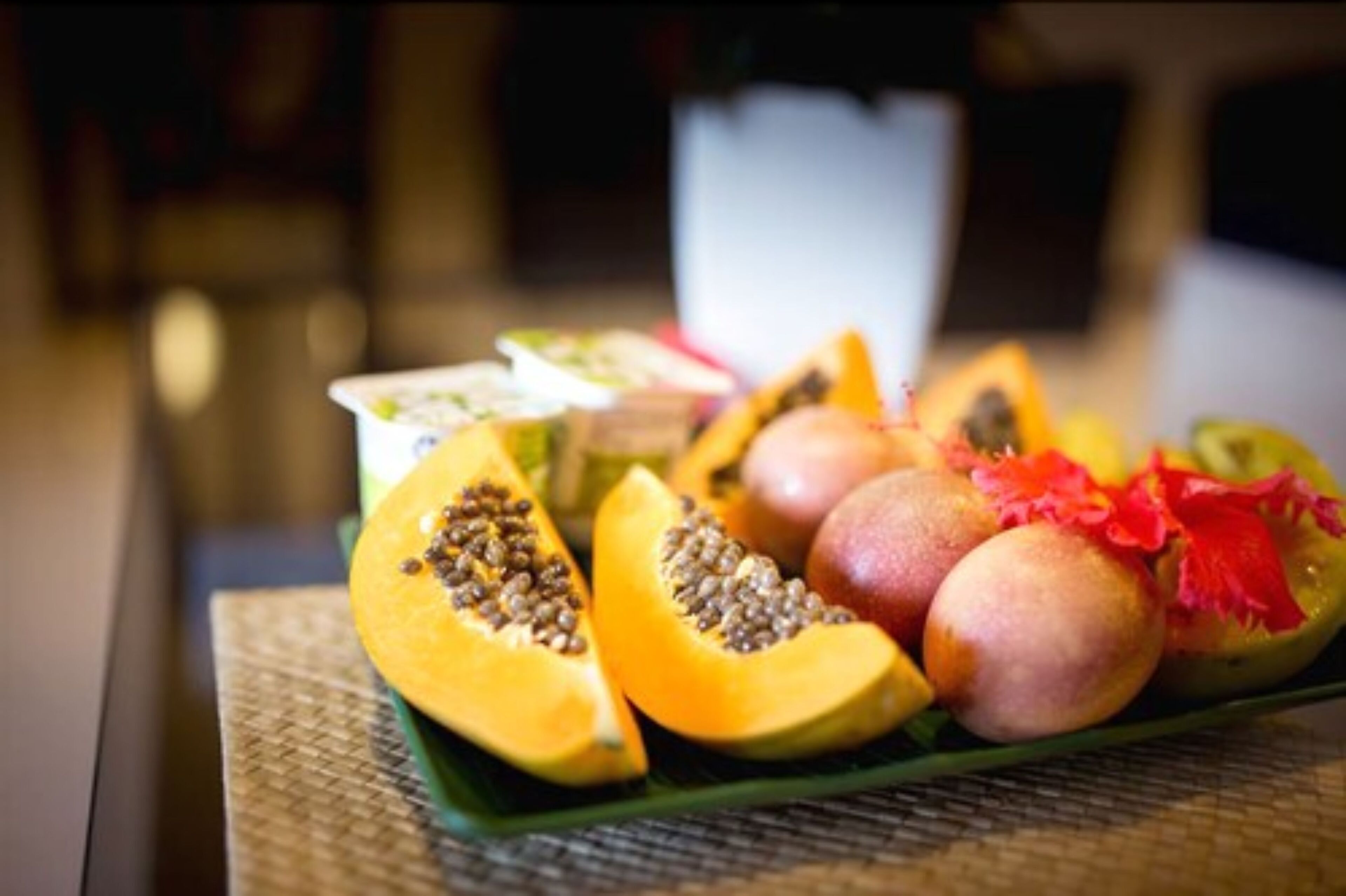Una mesa con una variedad de frutas, incluyendo papaya, mango y quizás también higo de la India.