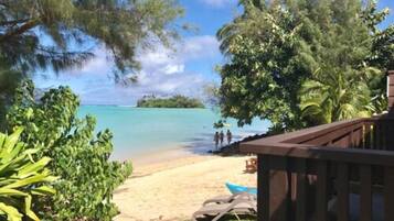 Ubicación a pie de playa, arena blanca, tumbonas y toallas de playa