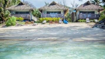 Villa, uitzicht op strand, aan het strand | Een kluis op de kamer, individueel gedecoreerd, individueel gemeubileerd