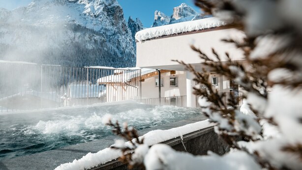 A snow-covered outdoor pool with a view of mountains in the background. - Hotel Gran Ciasa (Corvara in Badia)