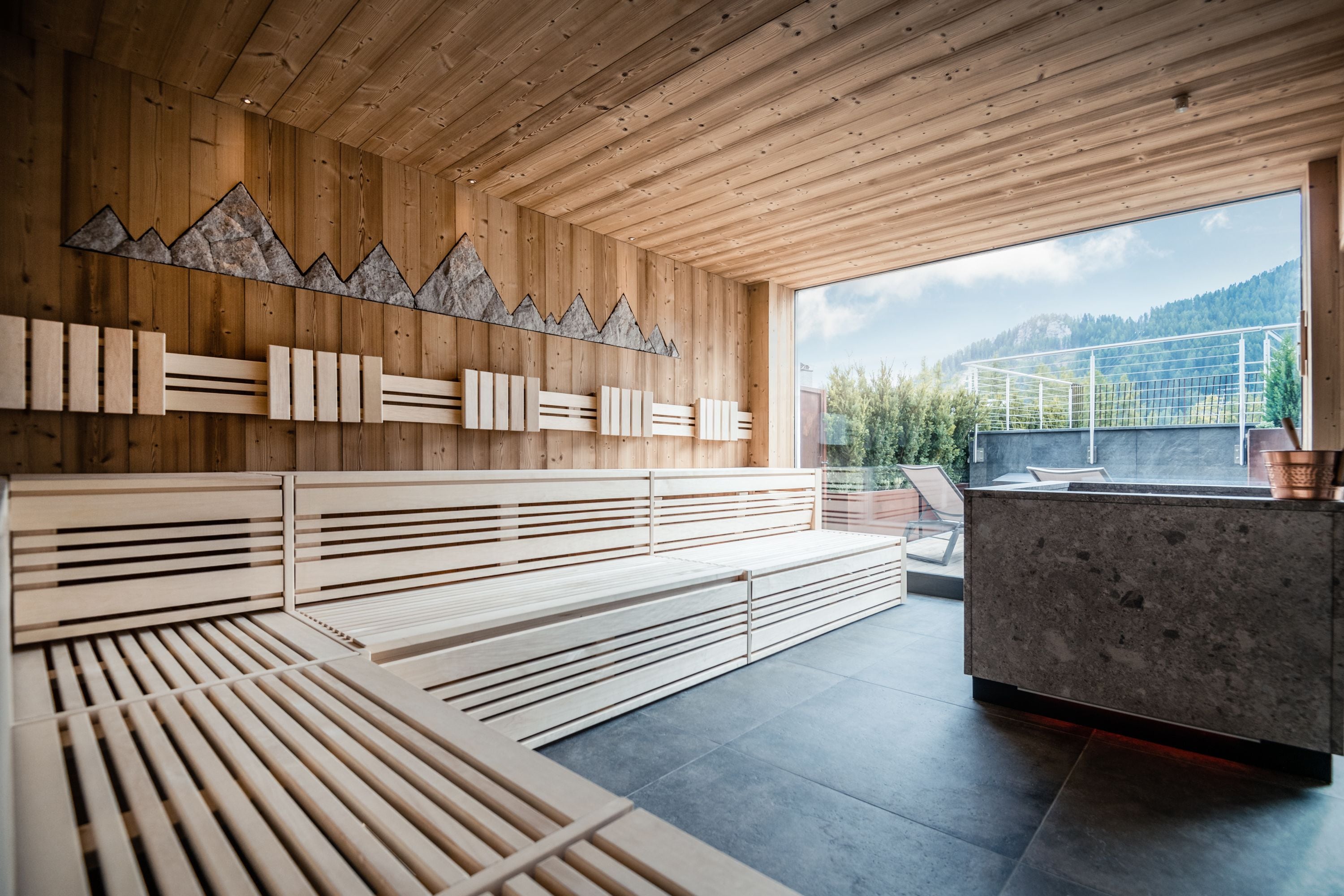 サウナ、ホットタブ、スチームサウナ、ボディ トリートメント、マタニティ マッサージ、タイ式マッサージ