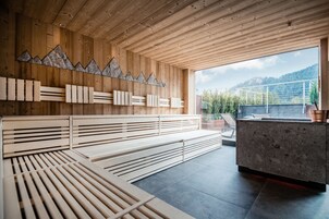 Un sauna, una bañera de hidromasaje, baño turco, tratamientos corporales