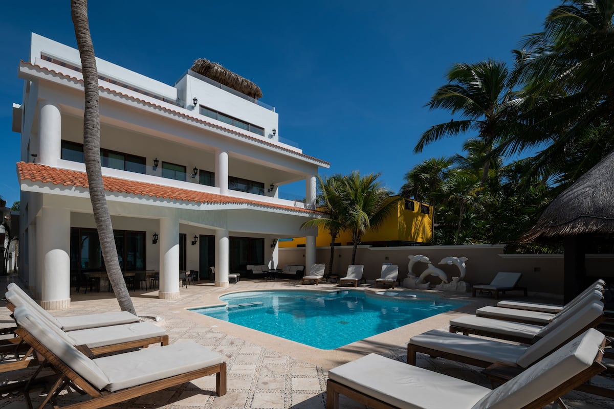 Villa Lol Beh up to 34 Guests | Hiên