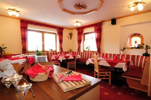 Free daily self-service breakfast  - Häuslerhof (Rio di Pusteria)