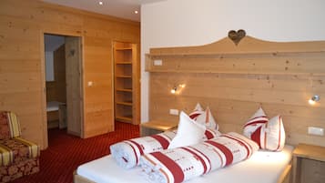 Familienzimmer | Allergikerbettwaren, Zimmersafe, Schreibtisch