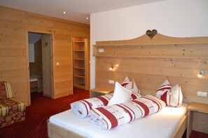 Family Room | Hypo-allergenic bedding, in-room safe, desk, laptop workspace - Häuslerhof (Rio di Pusteria)