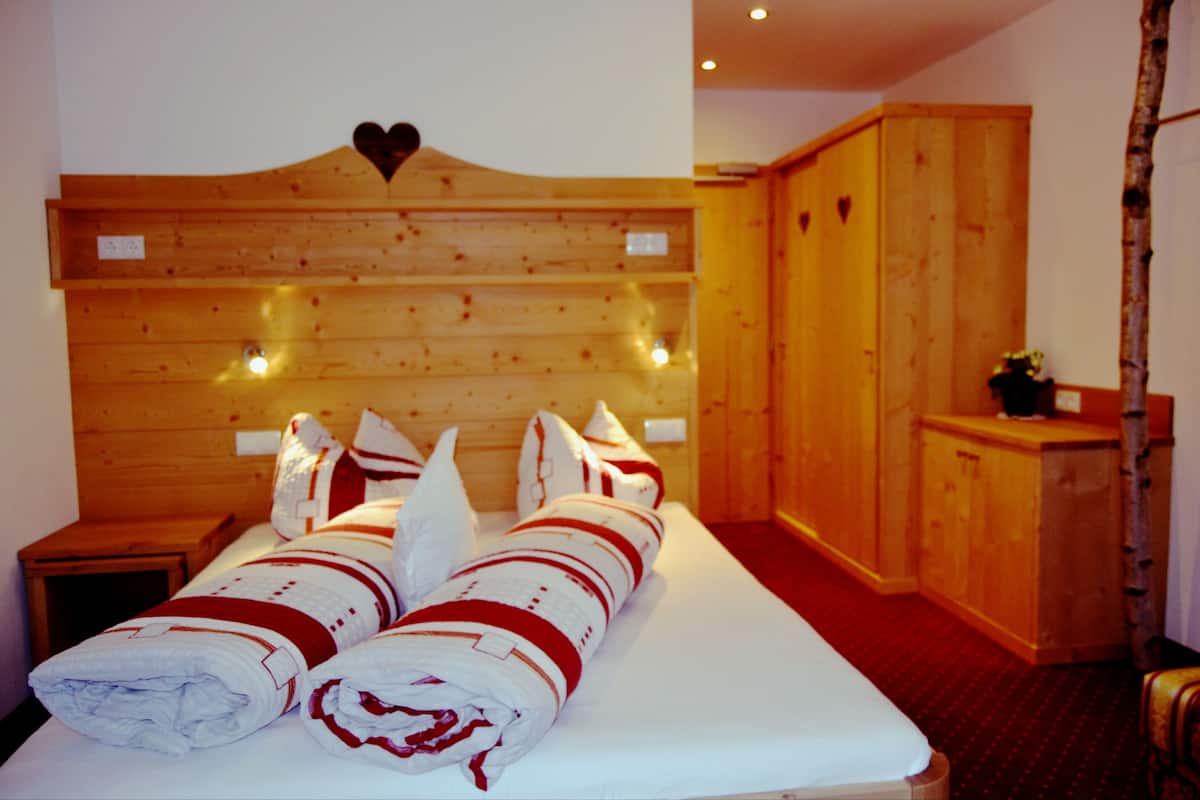 Standard-Doppelzimmer, Balkon | Allergikerbettwaren, Zimmersafe, Schreibtisch