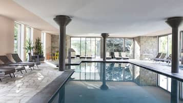 Piscine couverte, piscine extérieure, chaises longues