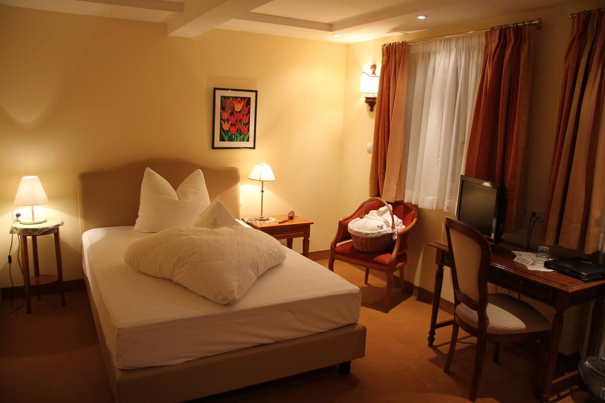 Classic Single Room | In-room safe, blackout drapes, WiFi (free)