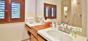 Bathroom - Villa Blue Beach (Les Terres Basses)