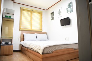 Rom – city, 1 queensize-seng | Blendingsgardiner, strykejern/-brett og wi-fi (inkludert)