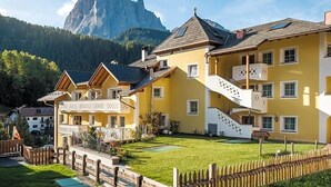 Un bâtiment jaune avec un escalier et une vue sur une montagne.