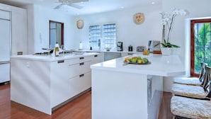 Private kitchen - Villa La Hacienda (Les Terres Basses)