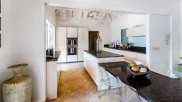 Stovetop, dishwasher, cookware/dishes/utensils